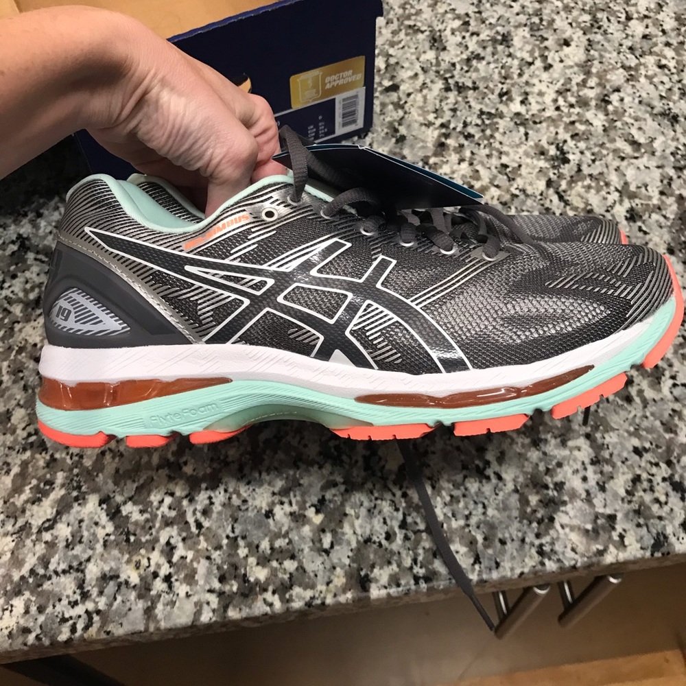Women’s 7.5 regular Asics